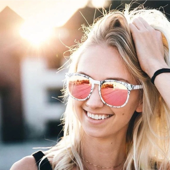 Blenders - “Alumni Queen” White Marble Frame Sunglasses w/ Mirrored Pink Lenses - Picture 2 of 3